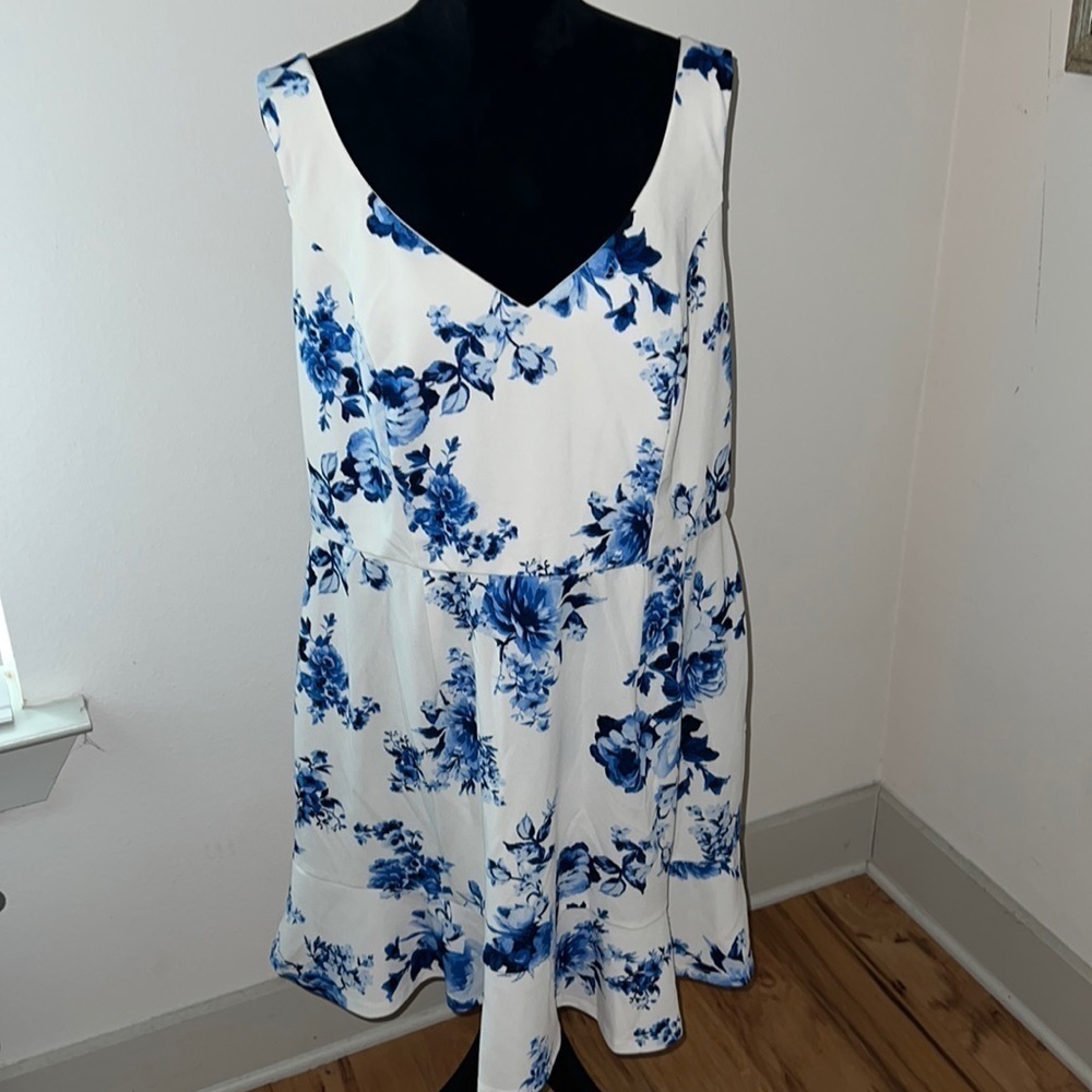 Trixxi ivory blue floral print sleeveless ruffle hem sweetheart cleavage‎ Sz 2X